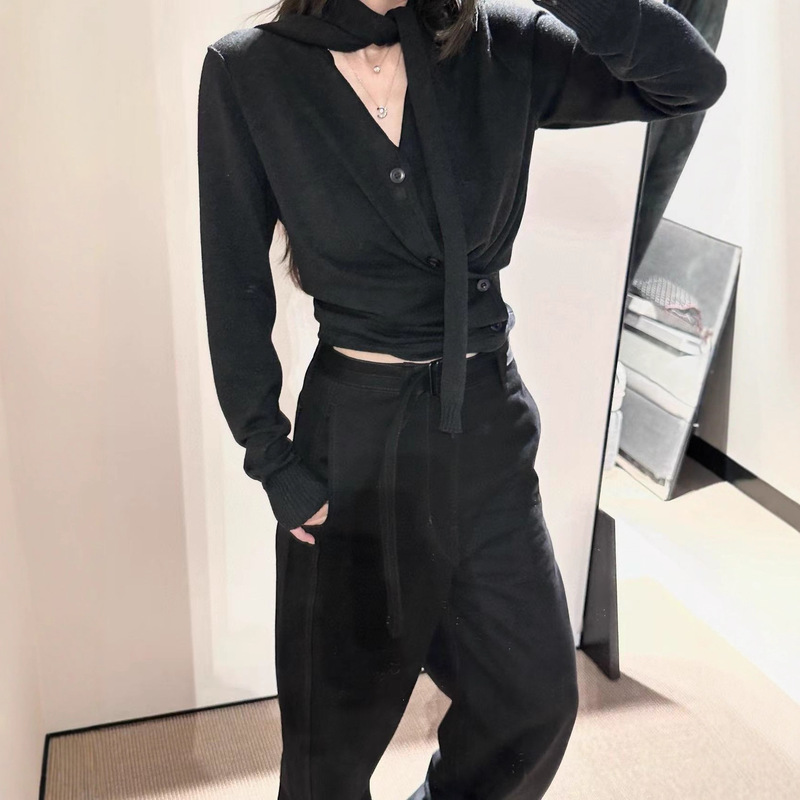 25 New Autum High-End Niche Design Neckline Ribbon Knotted Scarf Dislocated Button Knitted Sweater Cardigan for Women