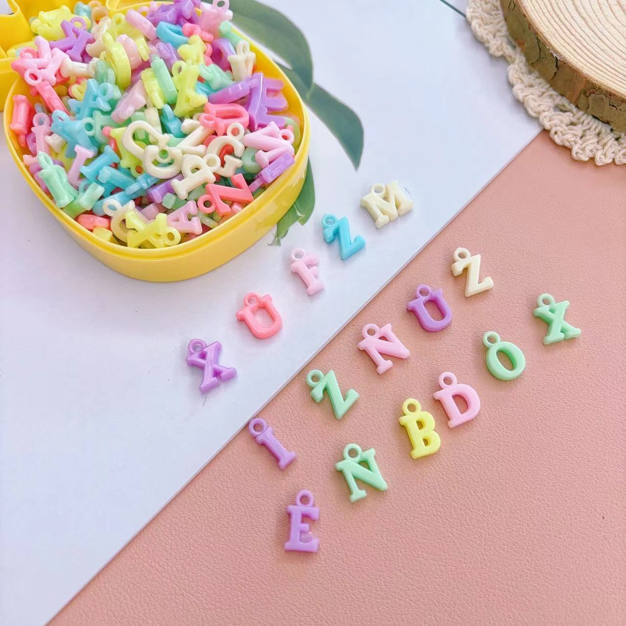 Caja de color primavera rosa caramelo corona letra acrílico agujero grande cuentas sueltas bricolaje hecho a mano collar joyería