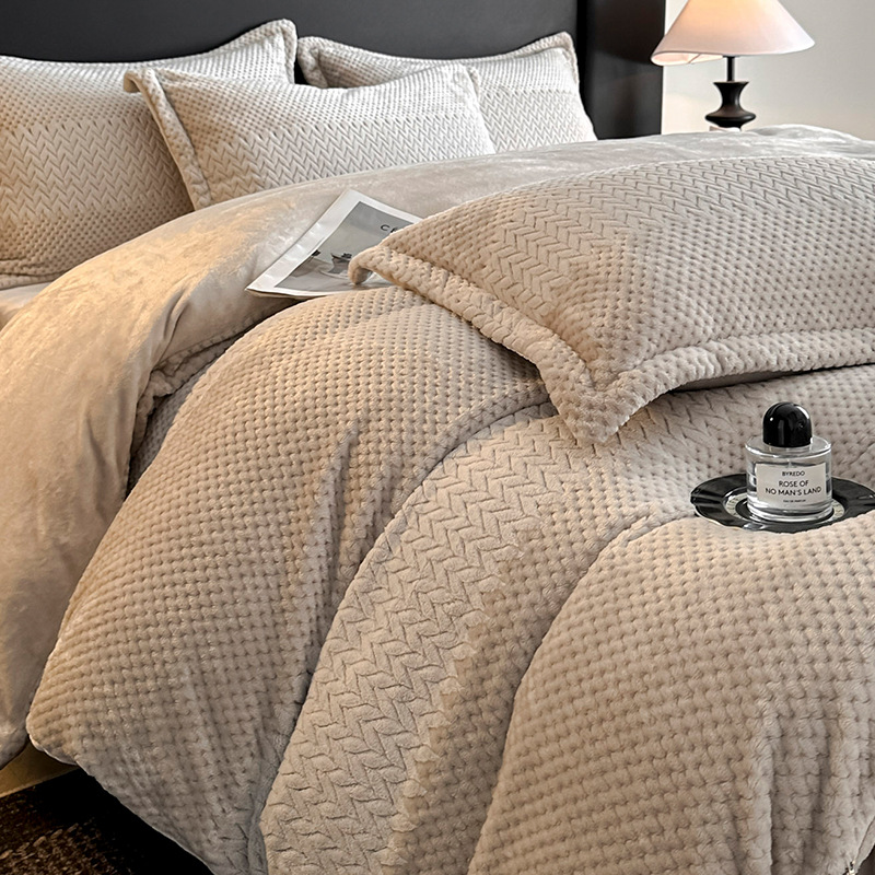 Alta calidad simple tallado leche de cama de seda de cuatro piezas de invierno coral cubierta de edredón de brida sábanas de seda de tres piezas