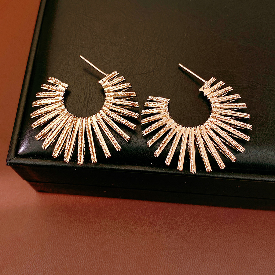 Agujas de plata redondas en forma de C pernos personales transfronterizos europeos y estadounidenses temperamento de nicho exagerado pendientes de lujo ligero de alta sensación pendientes para mujeres