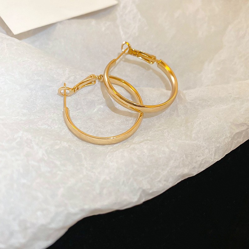 Pendientes de metal transfronterizos de otoño e invierno con aguja de plata, pendientes, pendientes de viento frío de moda de nicho, pendientes de lujo de alta gama de luz de todo fósforo