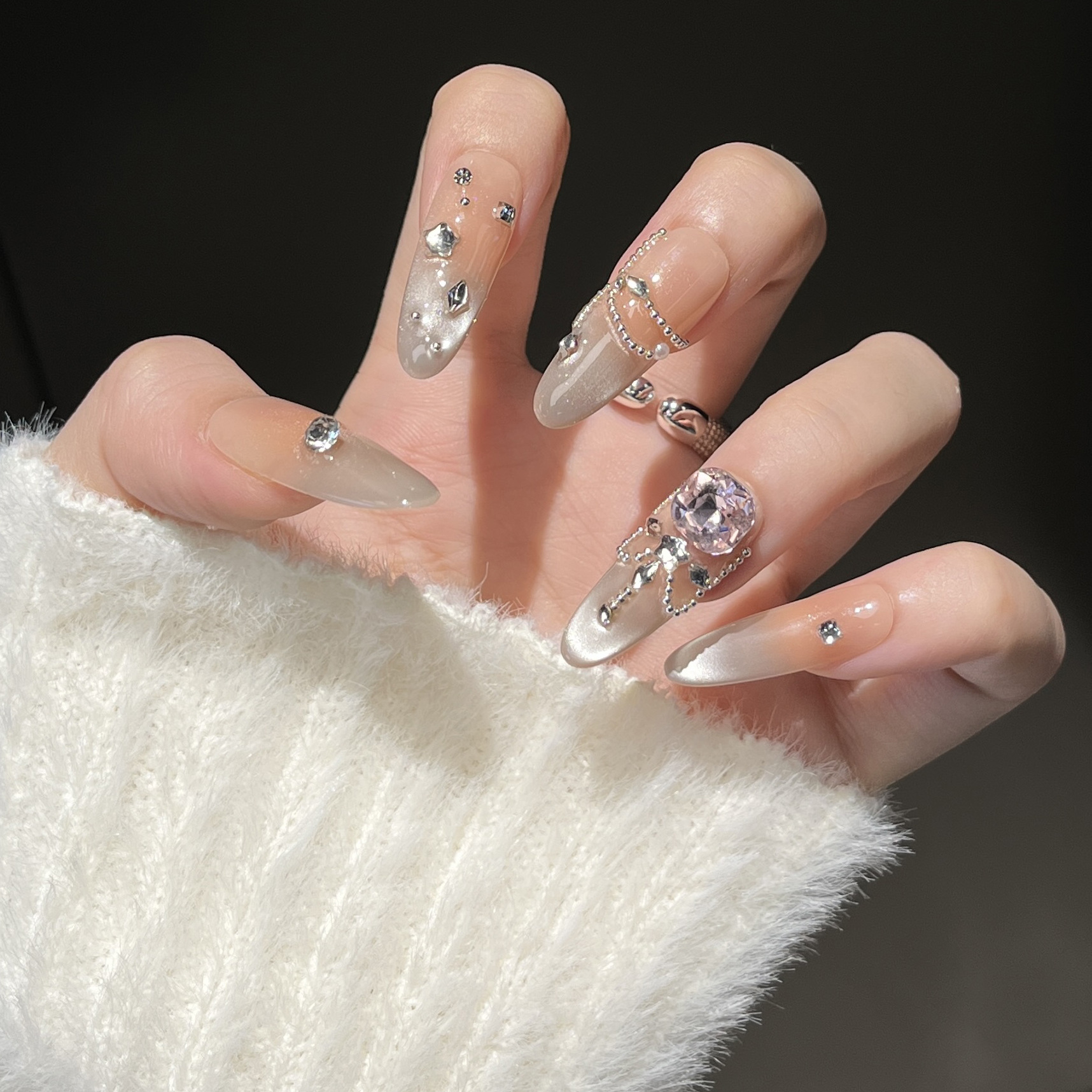 Manual puro de alto nivel desgaste manicuras flash manicuras medias largas ojos de gato bola de diamantes temperamento blanco 2026 explosión de diamantes llenos