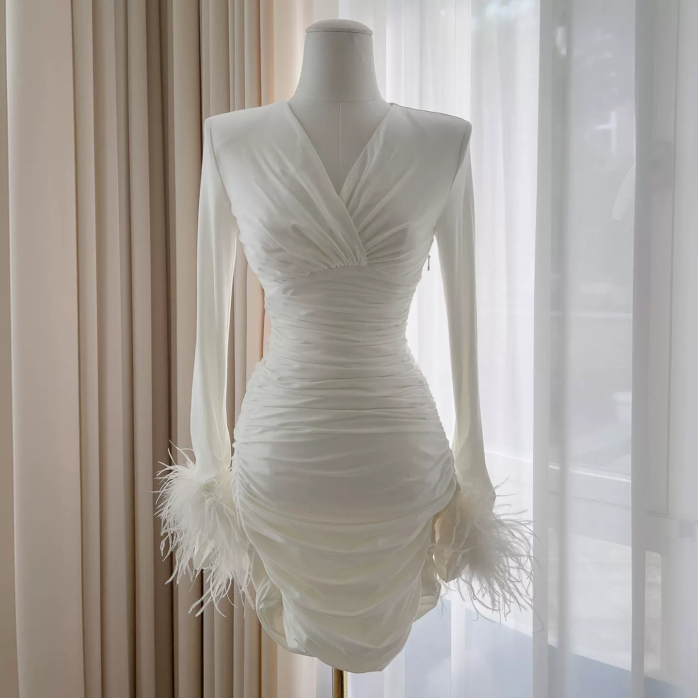 性感V领褶皱收腰新款白色包臀短裙气质名媛不规则礼服连衣裙69453