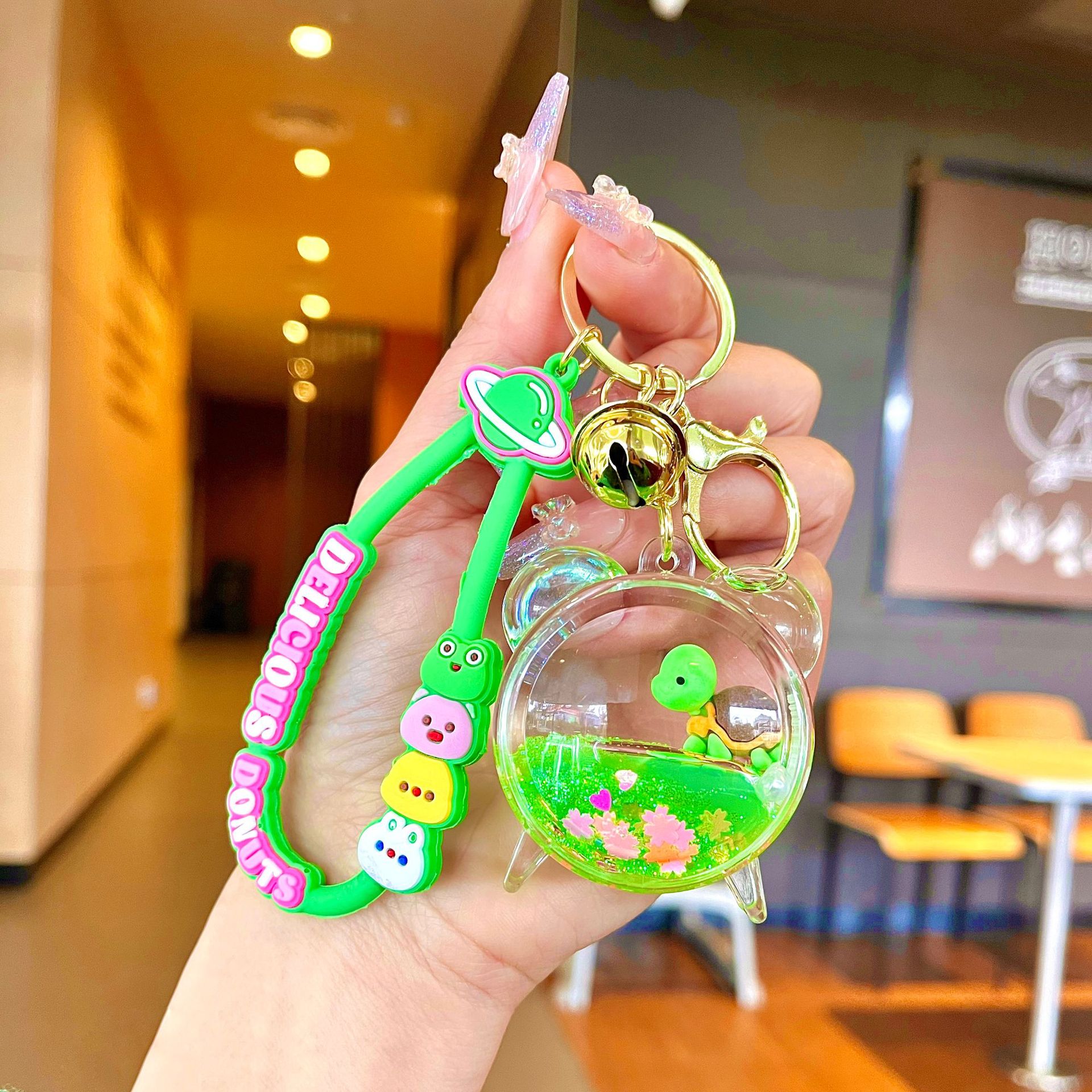 Nuevo llavero de dados luminosos con aceite, cuentas de burbujas, dados, colgantes de botella de arena de cristal, colgantes de bolsas al por mayor