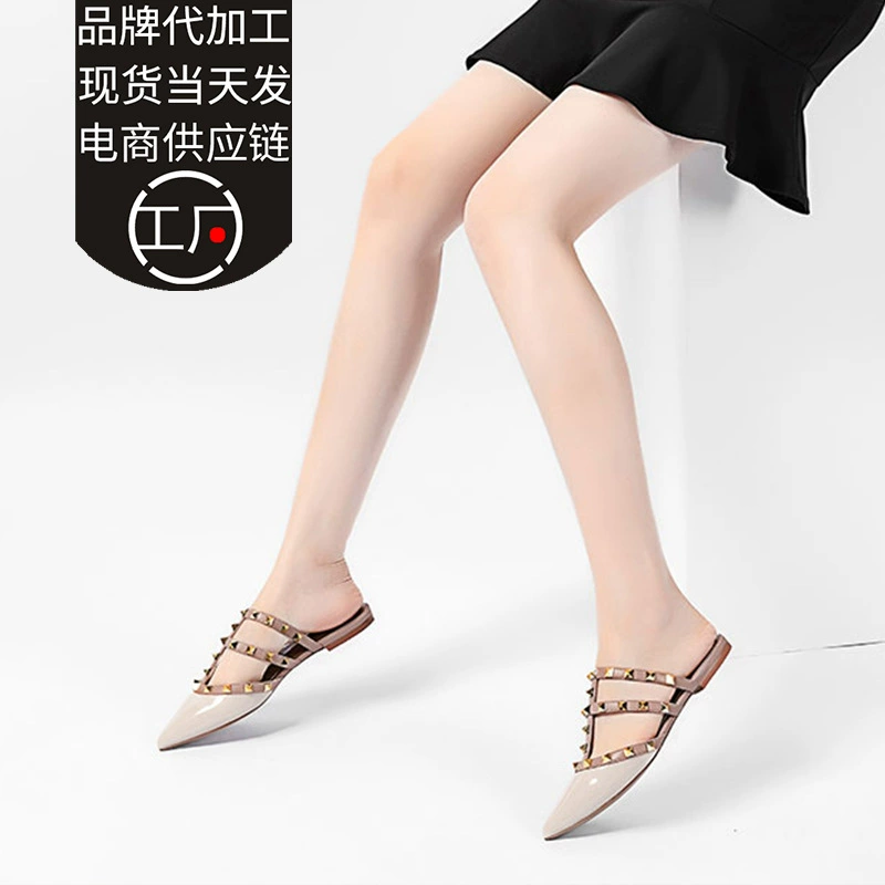 Полутапочки Baotou для женщин, которые можно носить на улице 2024, весна и лето, модные заклепки, плоская подошва, острый носок, мягкая подошва, полупакет, туфли-мюли со знаменитостями в Интернете, трибутомия