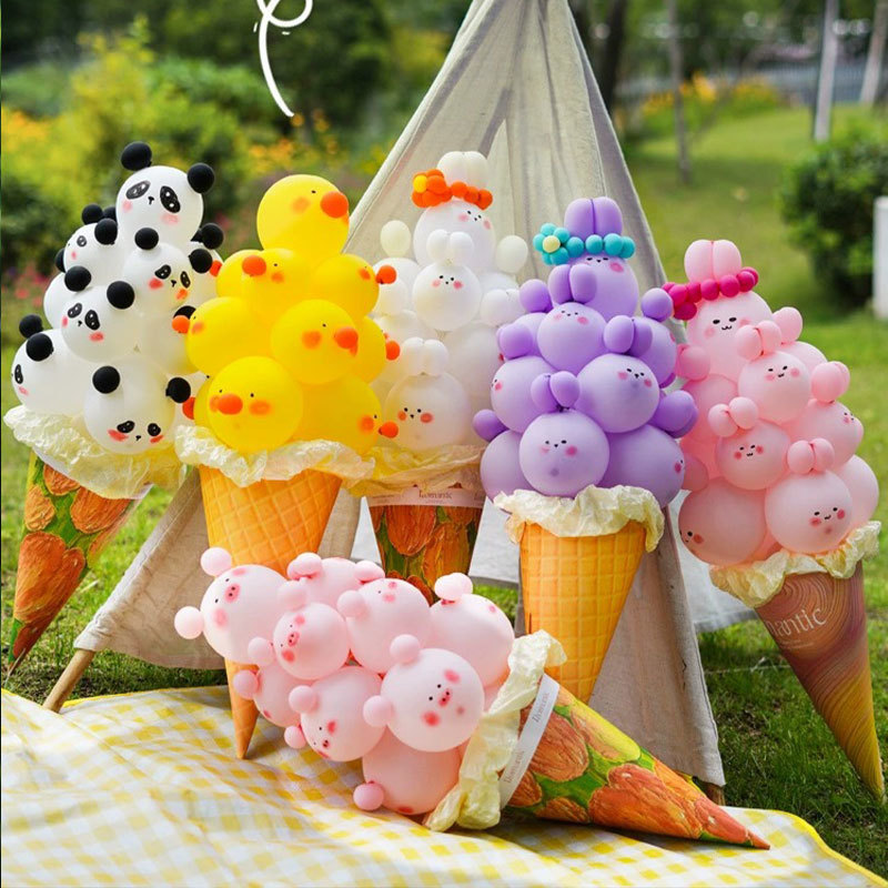 爆発的なアイスクリームの甘い筒風船の花束の材料のセットの屋外の写真の道具は夜市を広げます。|undefined