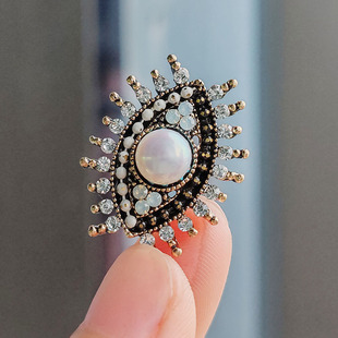 European and American retro freshwater beads Devil's Eye brooch fashion rhinestone European and American style coat pin coat collar pin accessories