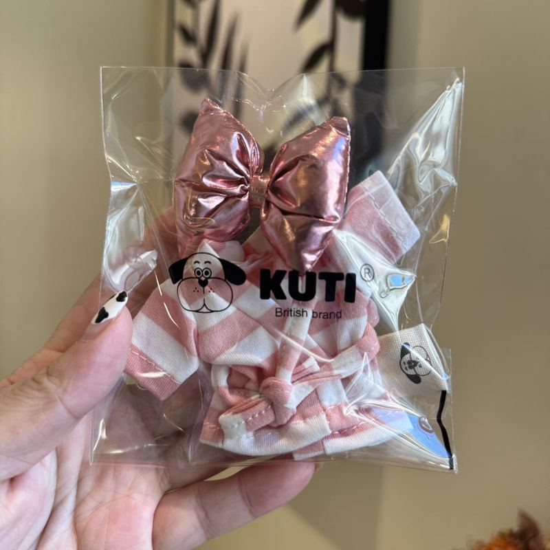 黒いリボンを着てストライプのバスローブを着た面白くてかわいいラブブ、ぬいぐるみの小さなモンスター、新しいスタイルのトレンディなおもちゃ|undefined