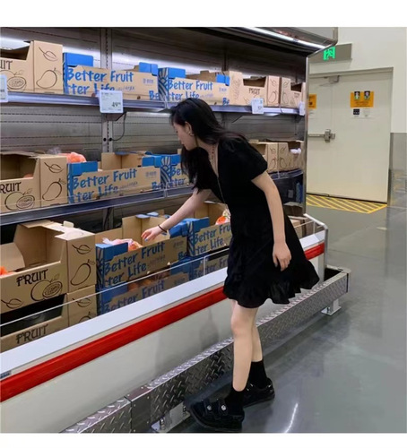 High-rated black bubble sleeve temperament dress 2025 new French short black dress, waist closing to show slimming women