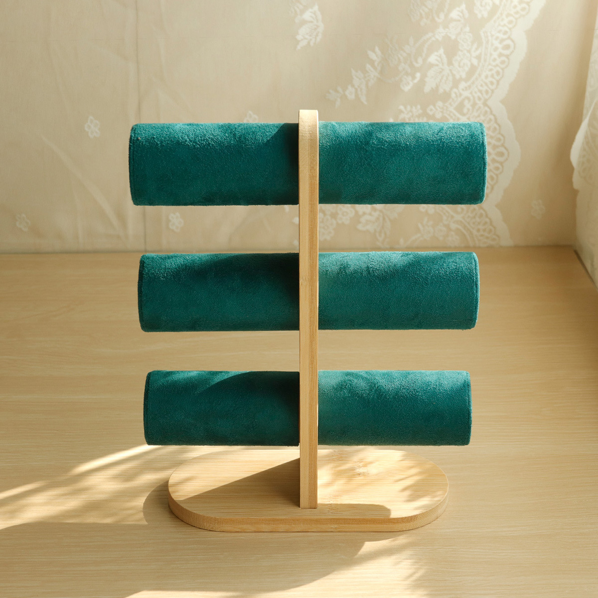 ����չʾ�������ֱ�����ר�ó��е���ľ���鱦��Ʒ���ɹҼ����μ�