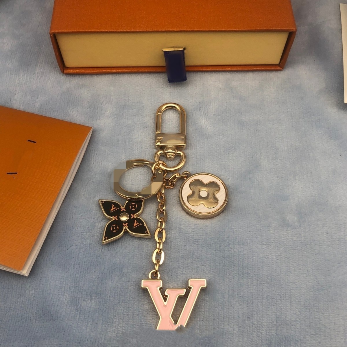 跨境驴牌2025新款L字挂饰箱包包配件钥匙扣小香风吊坠太阳花挂扣