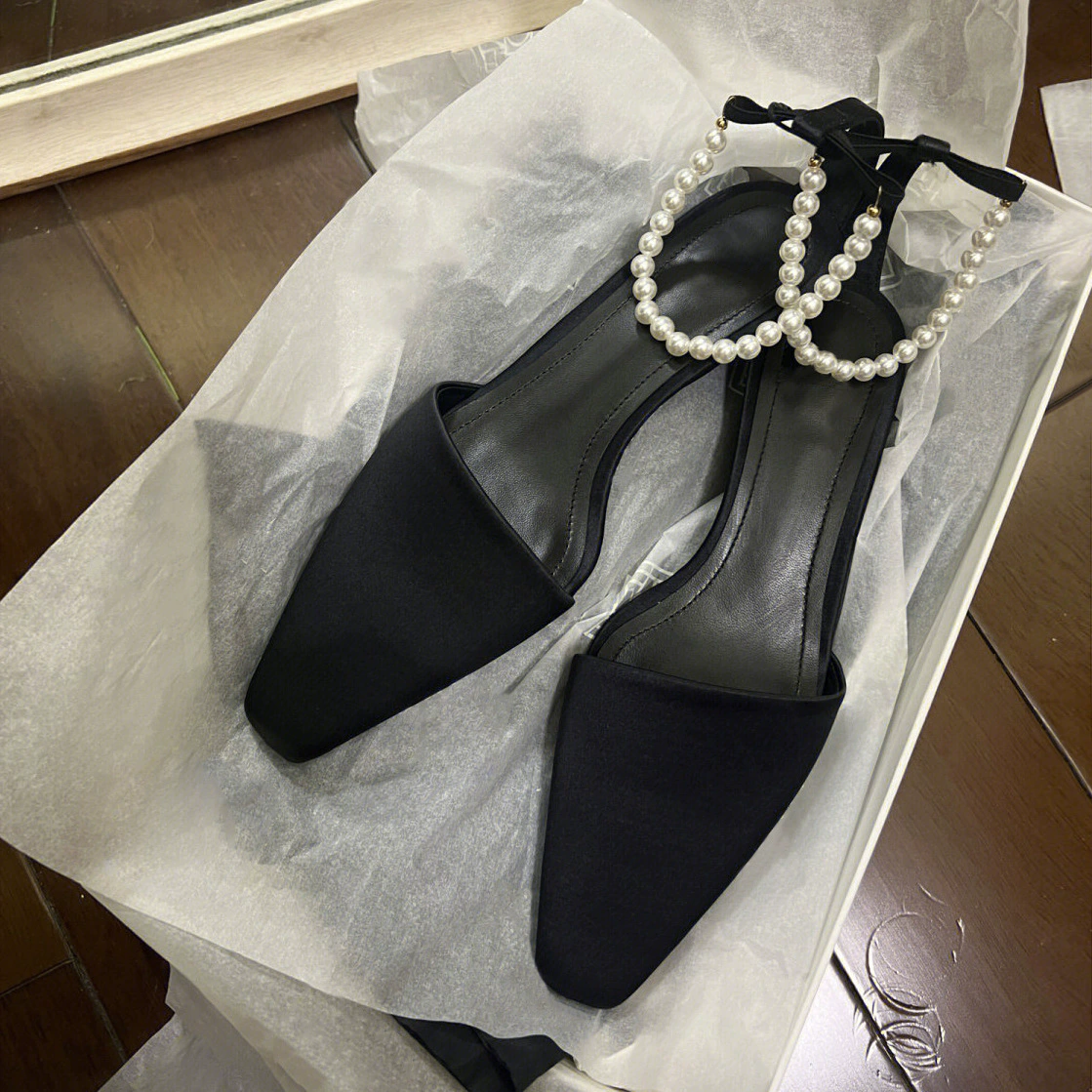 Женские летние босоножки 2025 года, новые, французские, из натуральной кожи, с открытым носком, жемчужными ремешками и низким каблуком-китенком, универсальные.