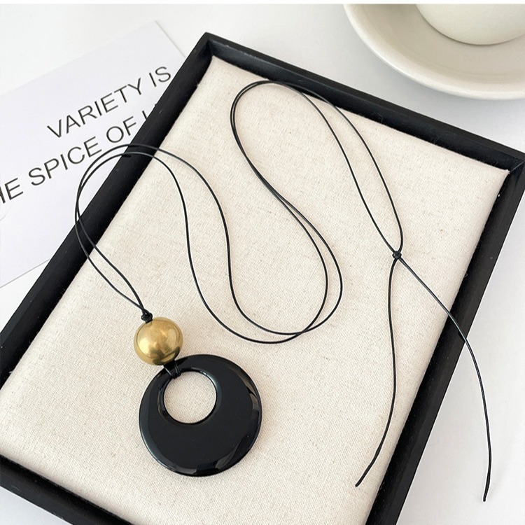 Nuevo collar colgante de anillo de ágata artificial china, cadena de clavícula de todo fósforo de nicho, joyería de diseño personalizado al por mayor