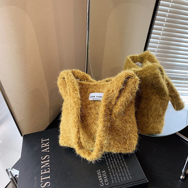 Bolsa de hombro de lana de moda simple para mujeres 2024 nuevo otoño y invierno de moda de la gripe ligera bolso de mano de lujo bolso de brazo