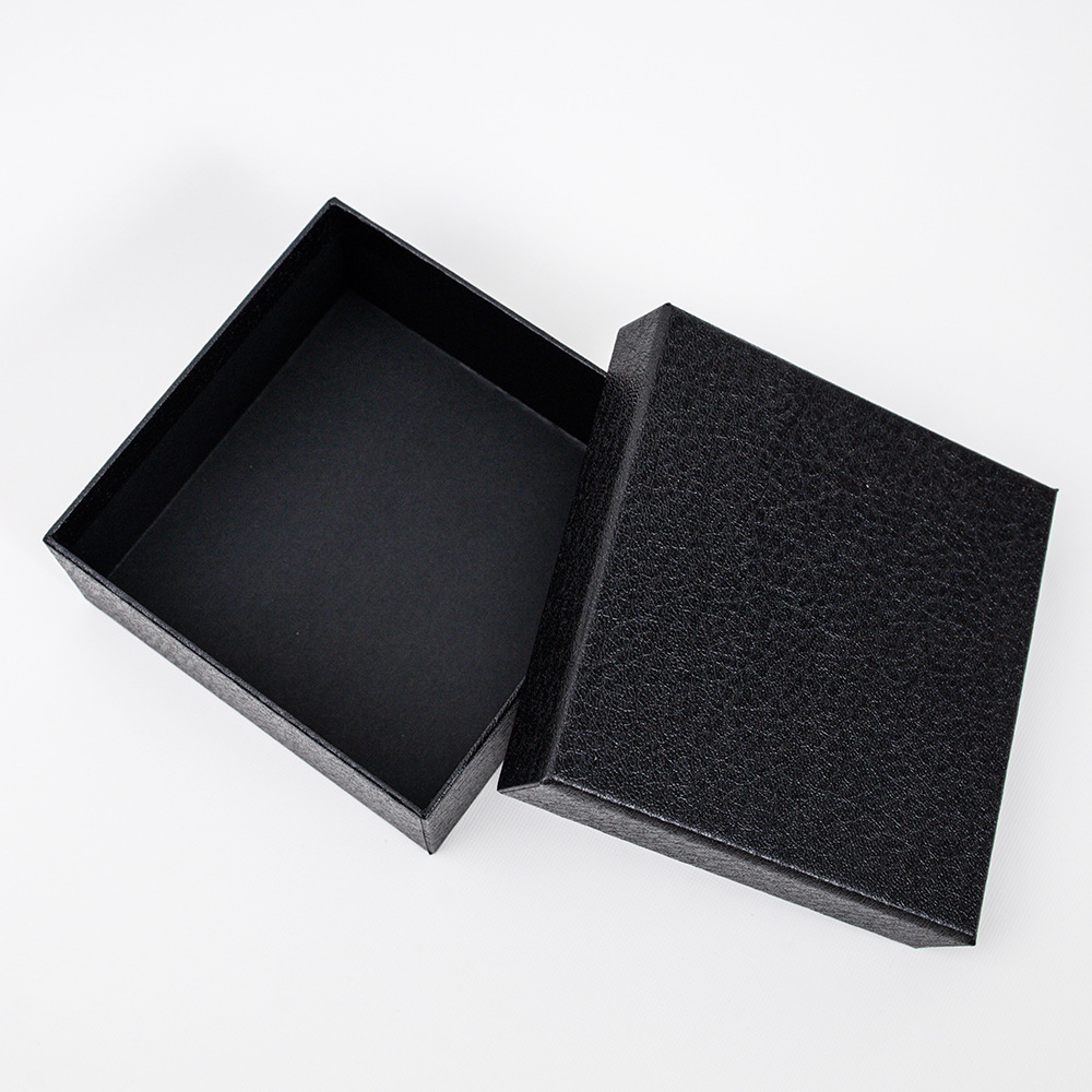 13*13*5.5cm negro, lichi grueso; tapa y fondo.