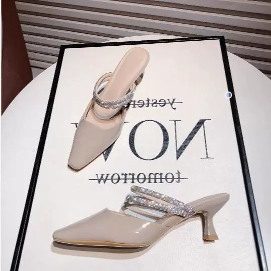 Баотоу наполовину тапочки женский 2024 летняя мода новый остроконечный сплошной цвет водяной бриллиантовый ремень на тонком каблуке легкий роскошный каблуке холодные тапочки