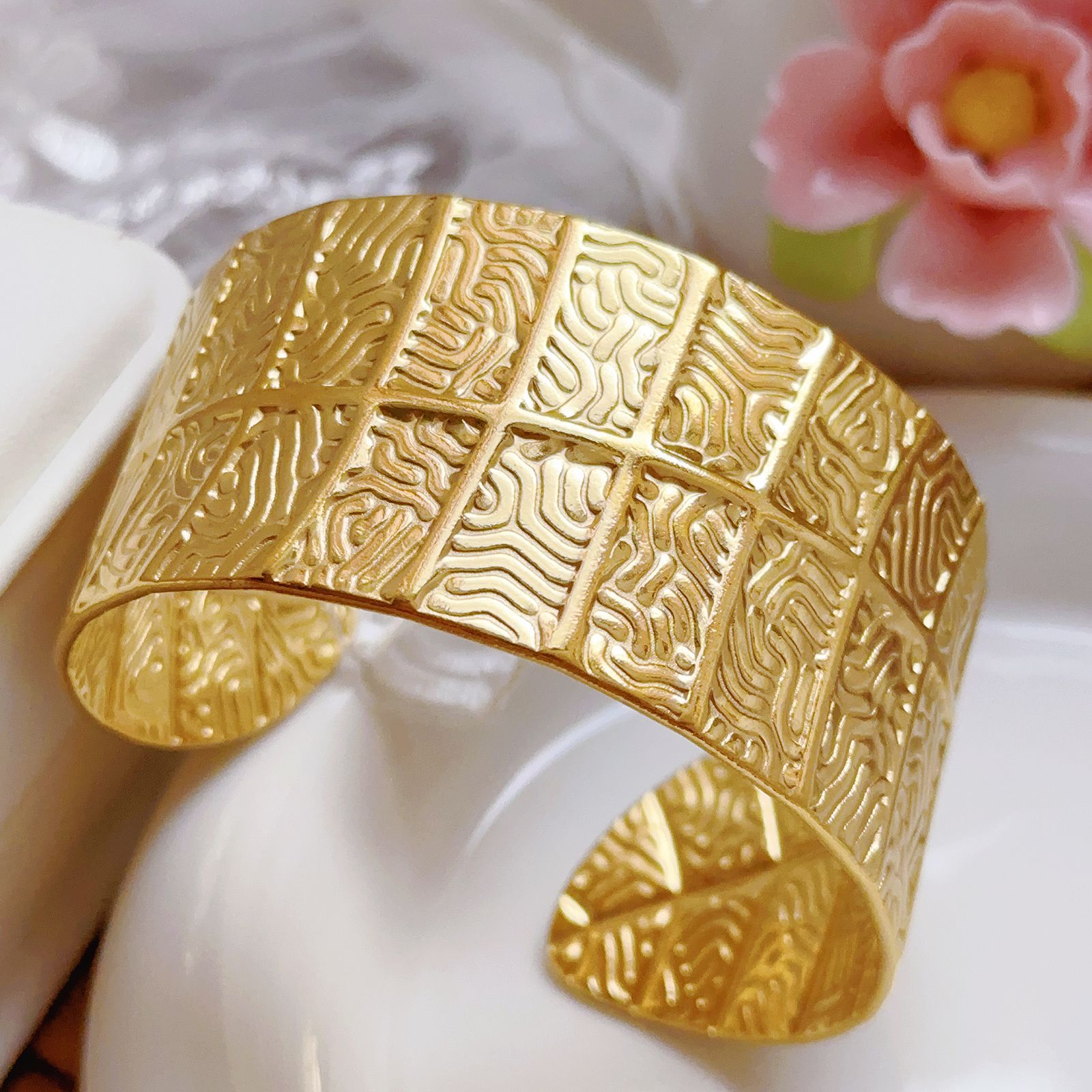 Brazalete de acero inoxidable transfronteriza europea y americana ancha ajustable para mujeres exageradas sensación de alta calidad joyas de brazalete de apertura dorada