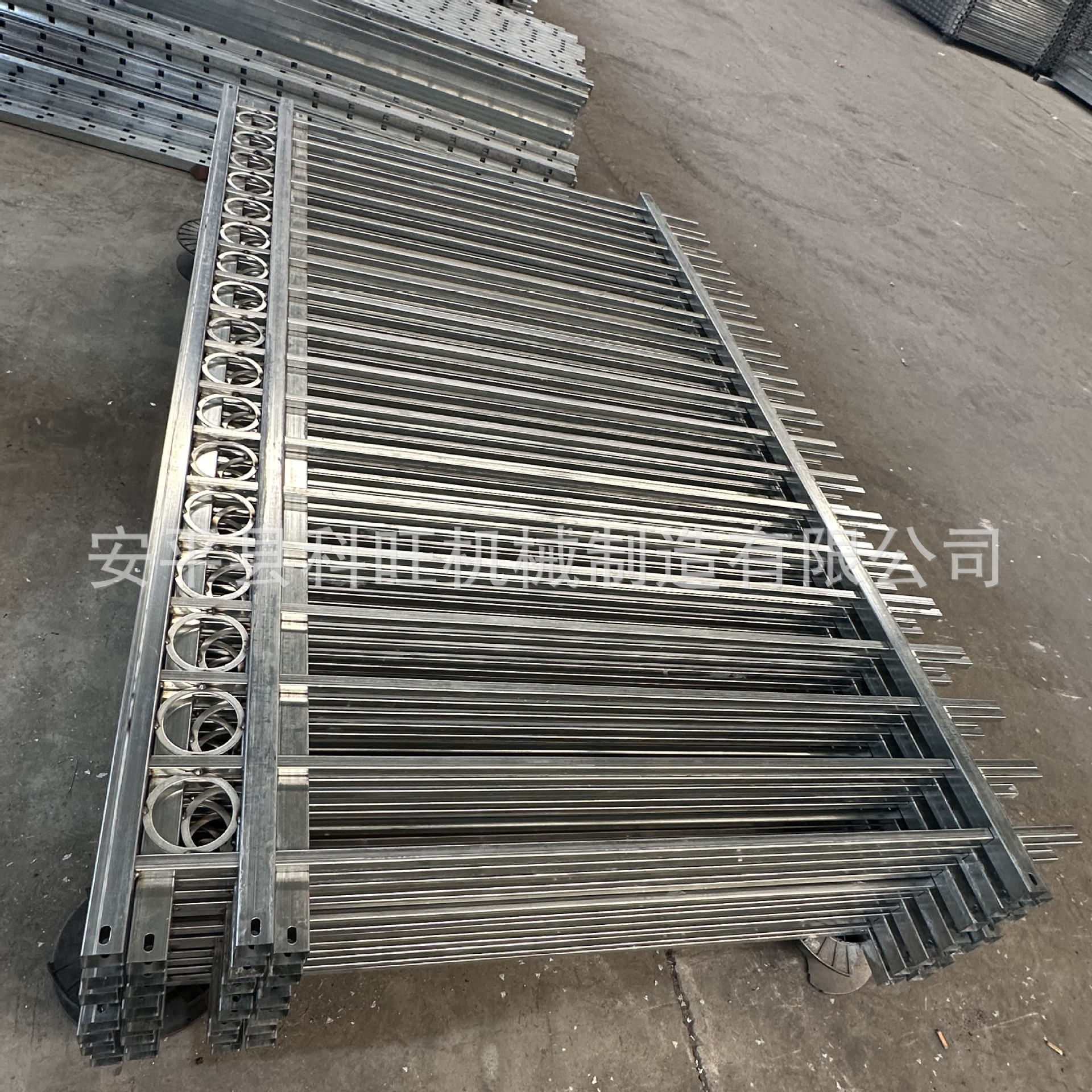 Aislamiento escolar Valla de hierro Valla de acero de zinc del patio Barandilla protectora de la pared del patio al aire libre Valla de la pared de paisajismo