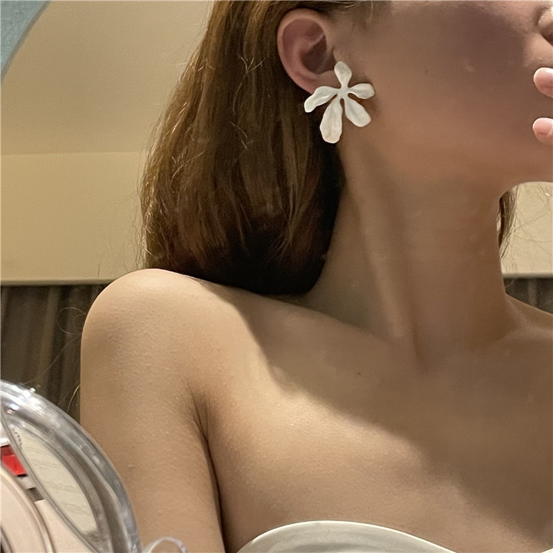 Trendy Clear Flower Dripping Alloy Earrings display picture 6