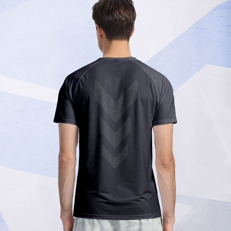 Camiseta deportiva para hombres de manga corta ropa seca rápida de verano delgada transpirable sudor hielo hielo sensación de baloncesto suelta chaqueta de carrera