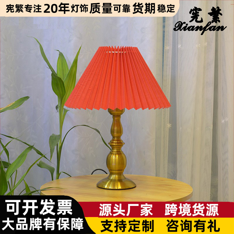 Lámpara de mesa retro de bronce simple posmoderna lámpara de mesa de noche de dormitorio europeo simple lámpara de mesa regulable lámpara de mesa Luz de boda estilo de lujo