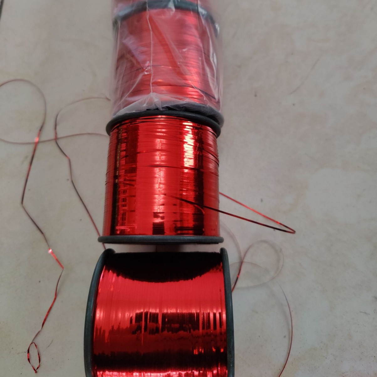 锁边用红亮片包覆2根粘胶丝加捻扁银黑银丝粘胶捻扁香槟金碎线