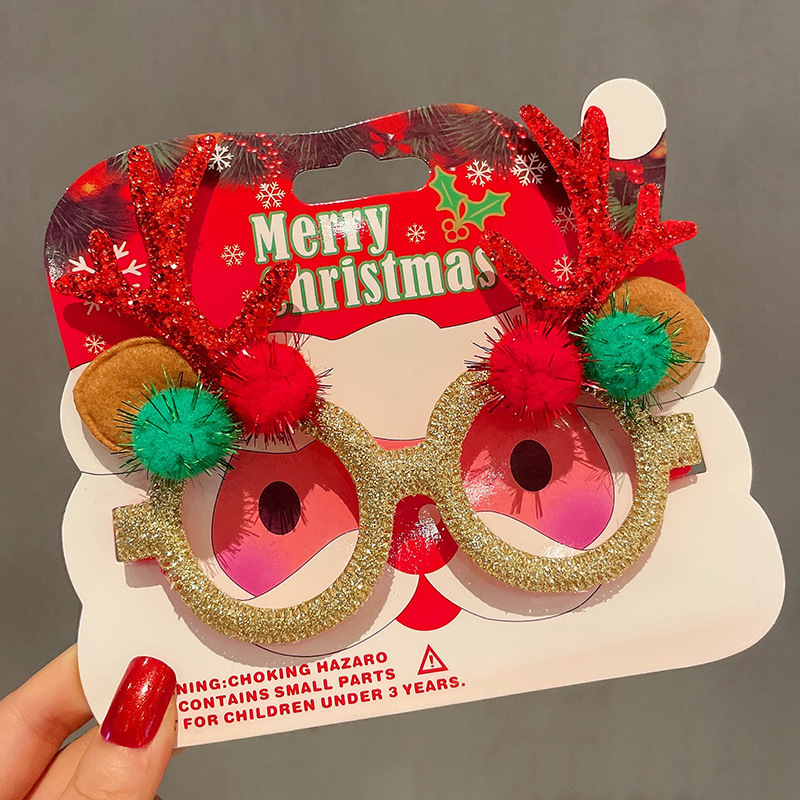 クリスマスツリーの帽子insパーティーは写真を撮って眼鏡を飾っています。子供の大人は祝日のプレゼントを飾っています。|undefined