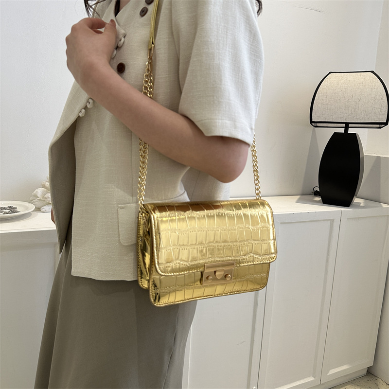 trend one-shoulder bag for leisure