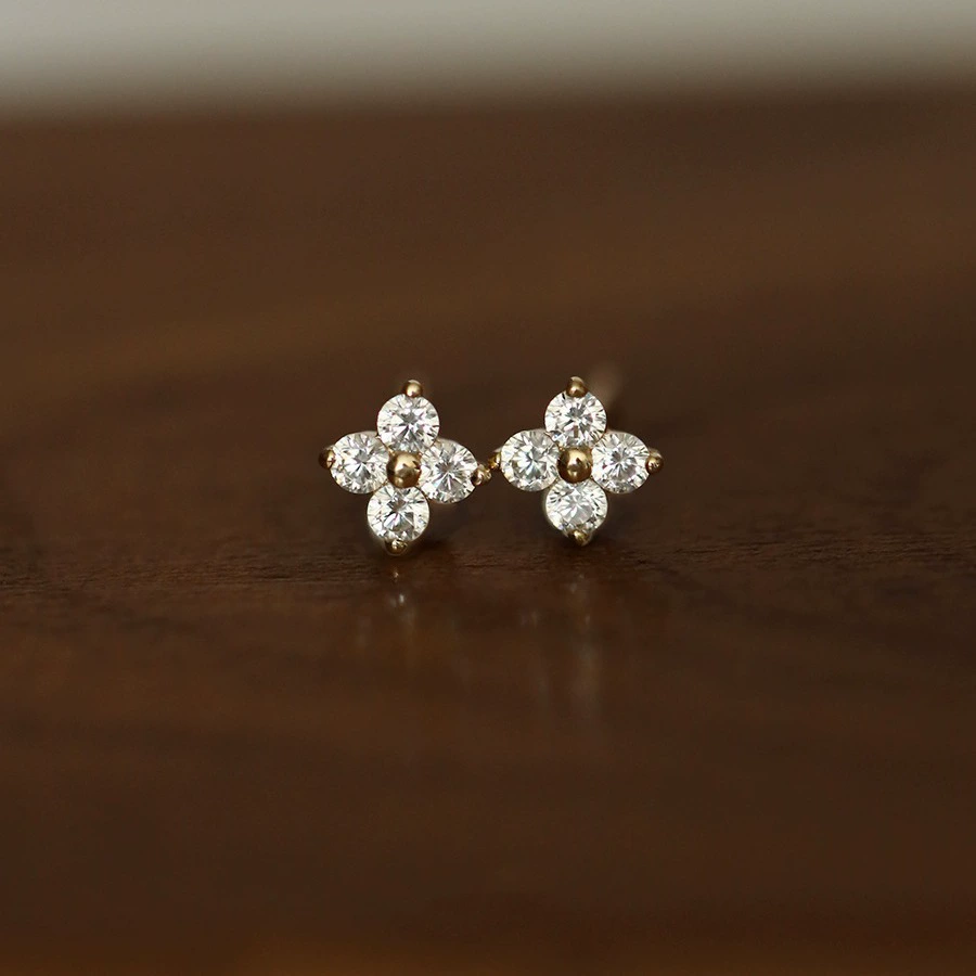 Серьги-гвоздики, zircon с четырехлистником, 5–6 мм, золотистые или платиновые, легкие