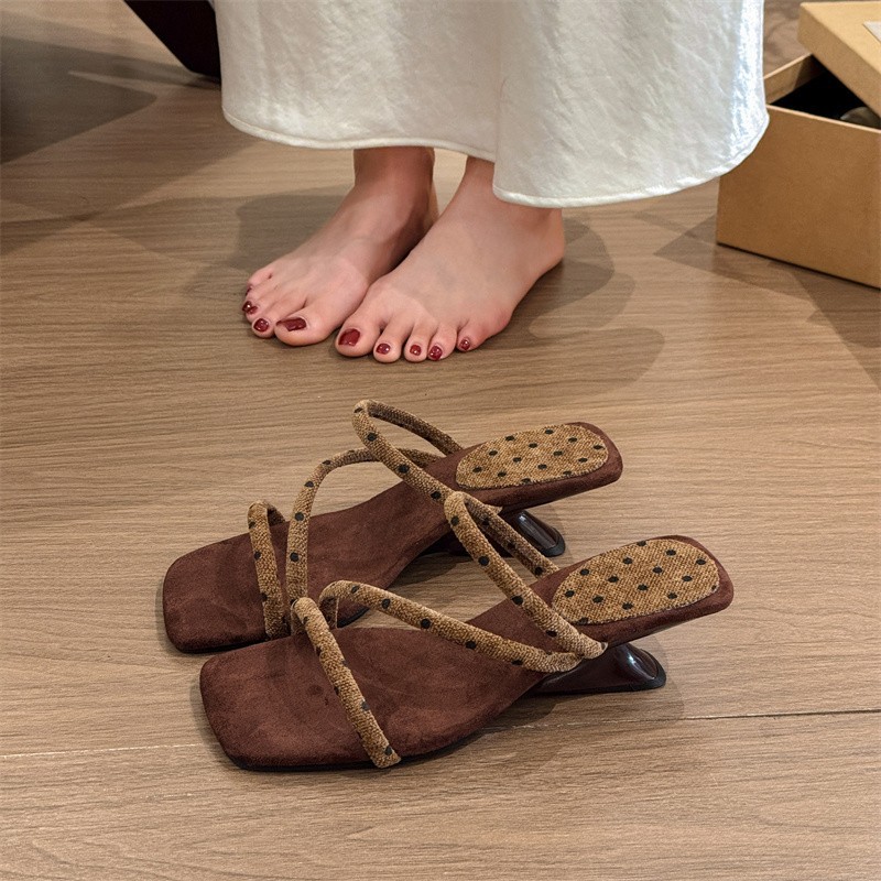 2026 nuevo punto de onda de verano tacones gigantes en forma de gran belleza diaria no cansado pies cuadrados de dedo de los dedos de los pies temperamento zapatillas de talón pendiente image 3