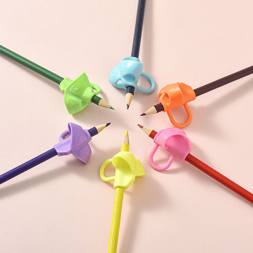 Three-finger pen holder for kindergarten, pen grip corrector for primary school students to correct their writing and pen grasping posture.