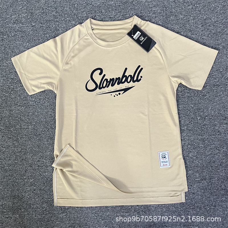 가벼운 살구색 짧은 소매