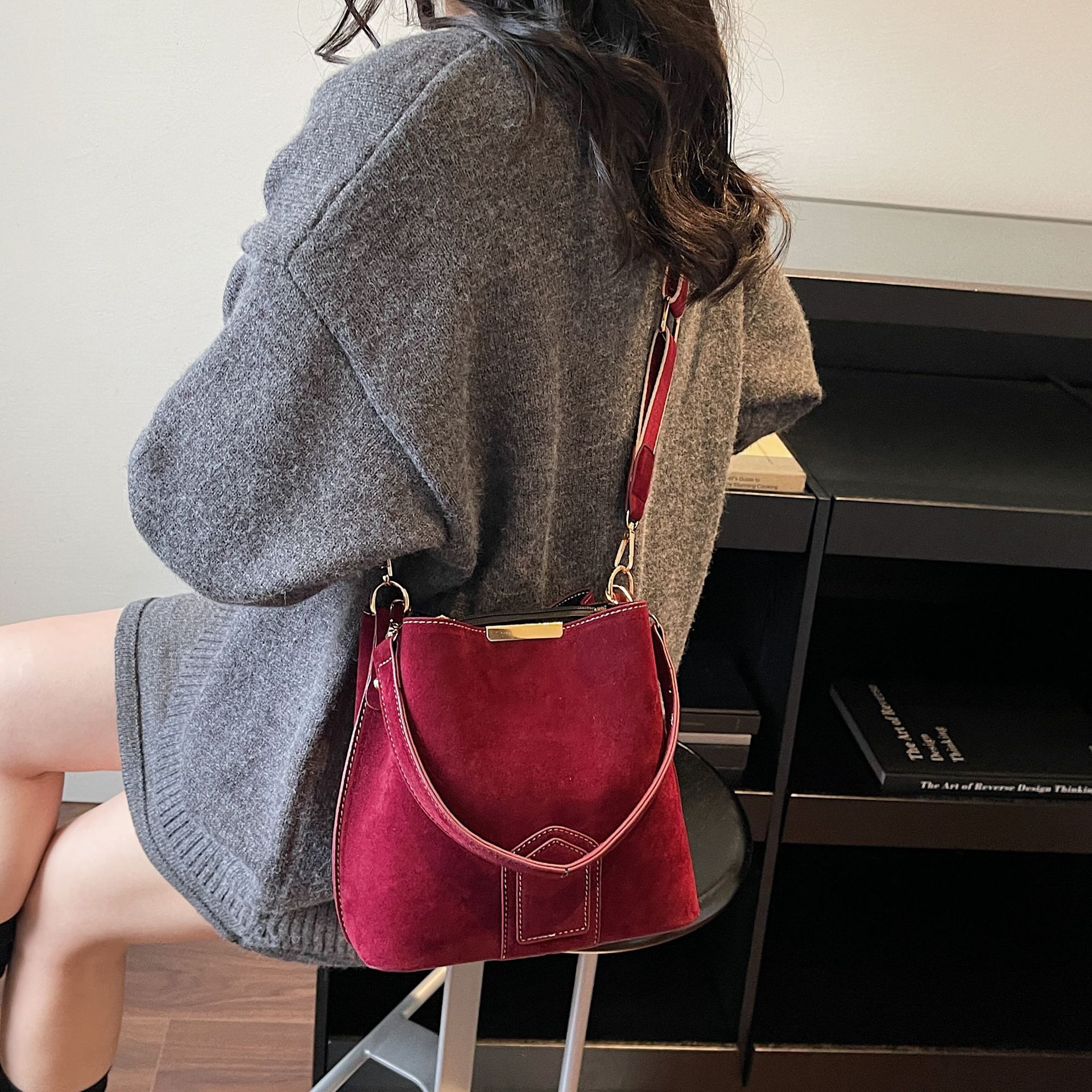 Bolsa de textura de alta calidad para mujeres 2025, otoño y invierno, nuevo bolso de cubo retro, moda extranjera, mochila de viaje universal.