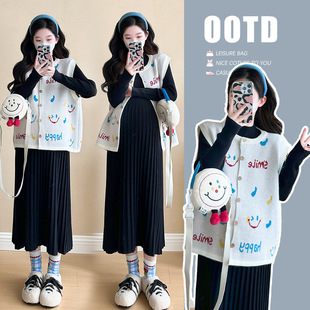 Real shot pregnant women autumn and winter new online popular Korean fashion age-reducing smiling face vest base pleated sweater dress suit