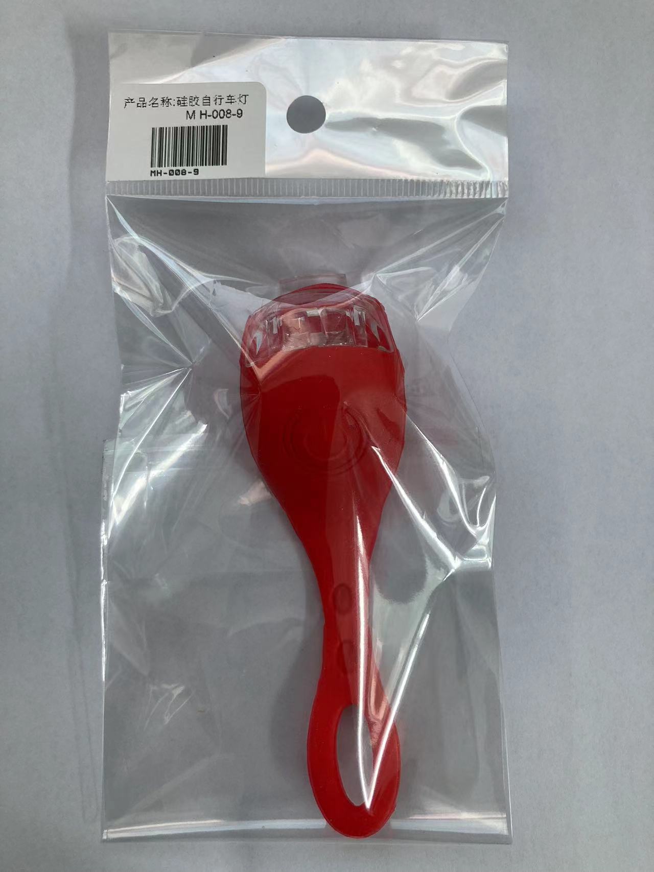 Fábrica de luces para bicicletas produce luces traseras con sensor de silicona para ciclismo, empaquetadas en bolsas OPP, admite procesamiento de lotes pequeños.