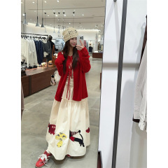太ったセブンの大きいサイズの婦人服はニットのカーディガンのコートを持っています。