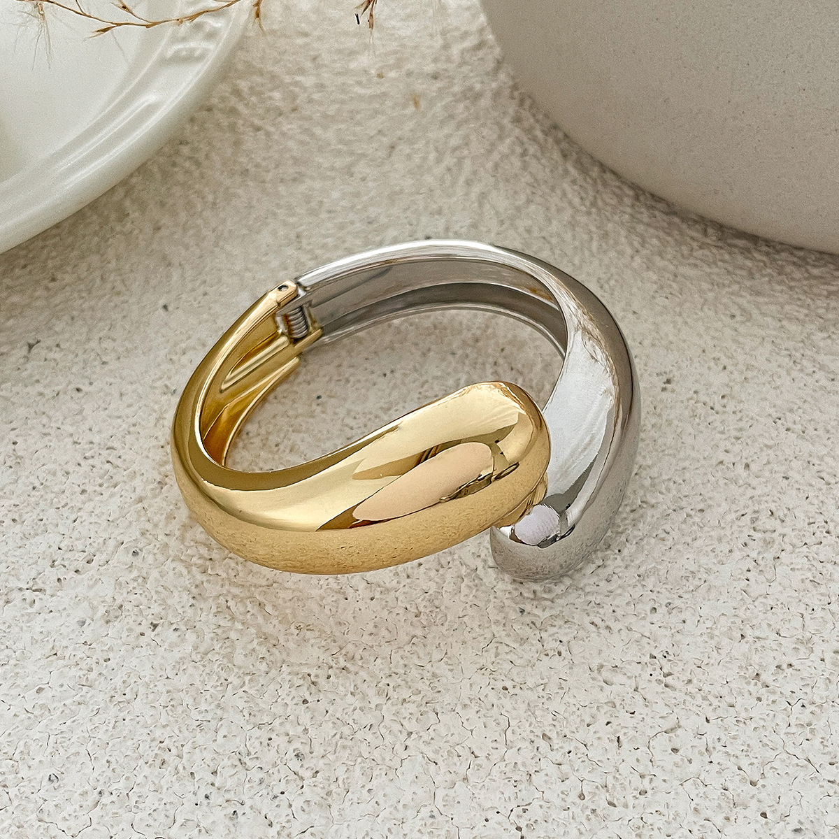 55g Weight Bangle Classification Alloy Chain Material 1 Piece Quantity Holiday, Travel Occasion Alloy Material Geometric Pattern Women's Gender Plating Design Elegant, Lady, Simple Style Style Elegant Lady Simple Style Geometric Alloy Bangles Wholesale 35