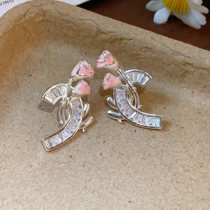 36 agujas de plata y flores cruzan clavos en forma de C