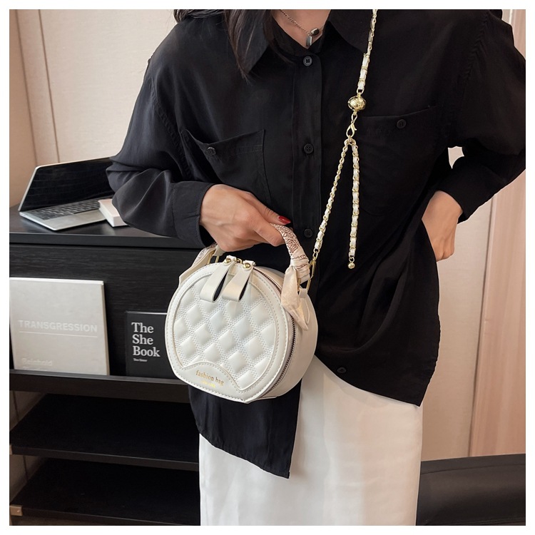 Kleine Tasche mit Diamantkette für Damen 2024 Frühjahr und Sommer beliebte neue Mode vielseitige Umhängetasche modische Handtasche kleine runde Tasche_voghion.com