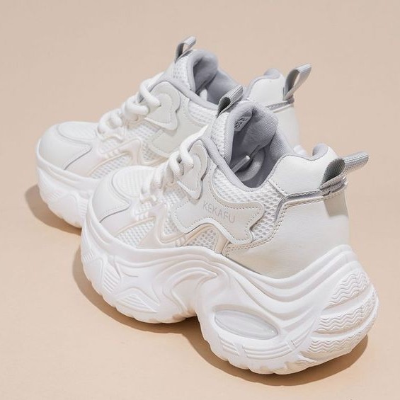 2026 verano nuevos zapatos de papá zapatos de altura de suela gruesa zapatos blancos pequeños zapatos deportivos casuales de malla zapatos transpirables de mujer