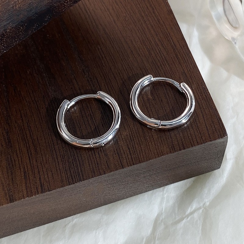 Nuevos desplazamientos de moda con pendientes de círculo grande, ligero y lujoso, temperamento femenino de alta gama, botones para los oídos, Orejeras de círculo vegetariano, agujas para los oídos