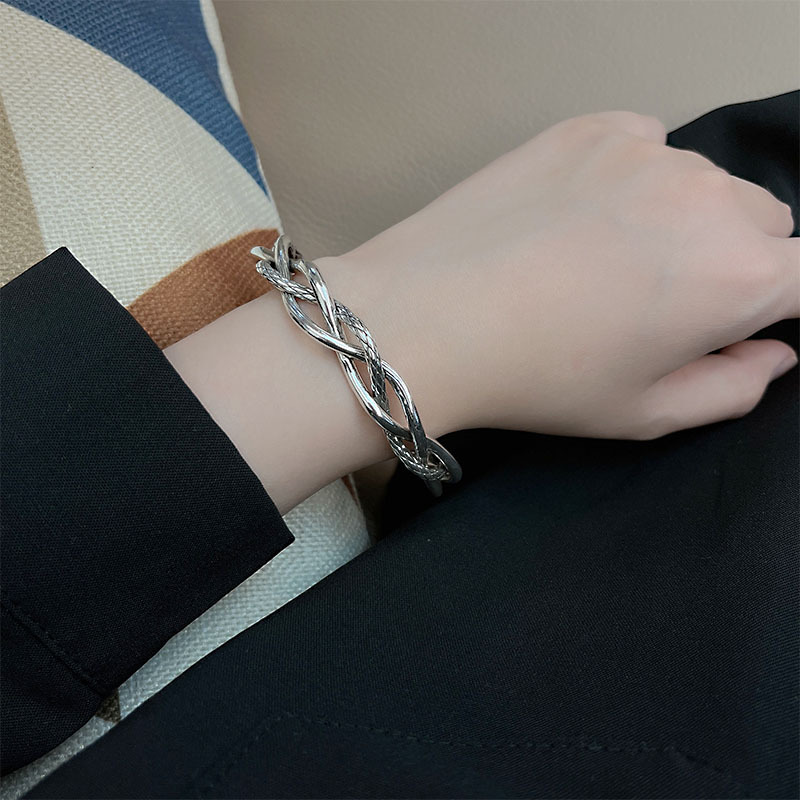 2023 nuevo estilo coreano tailandés plata retro pulsera de giro de tres hilos simple luz de lujo angustiado todo partido pulsera abierta para las mujeres