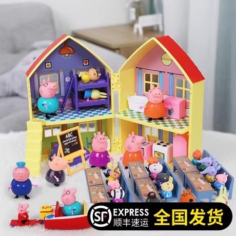 子供の子豚のページのおもちゃのままごとの女の子のスーツの家のペキの一家の4人の人物のフルセットの公|undefined