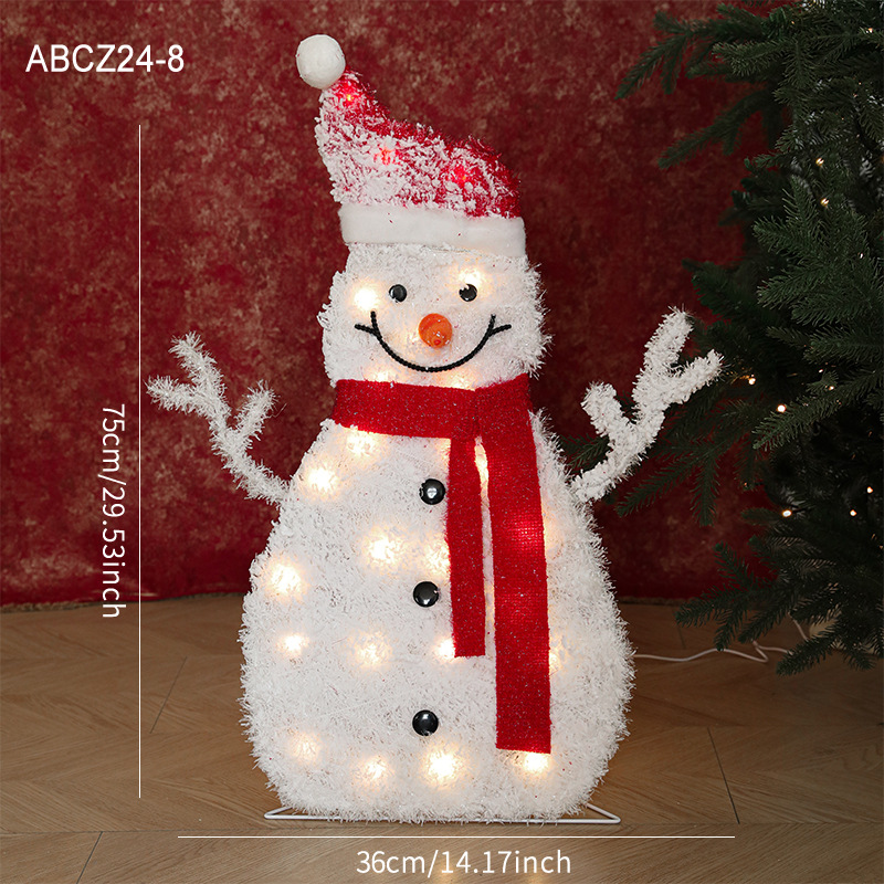 Decoraciones navideñas de muñecos de nieve, adornos de escaparate con una escena de renos de peluche blancos brillantes para la Nochebuena.