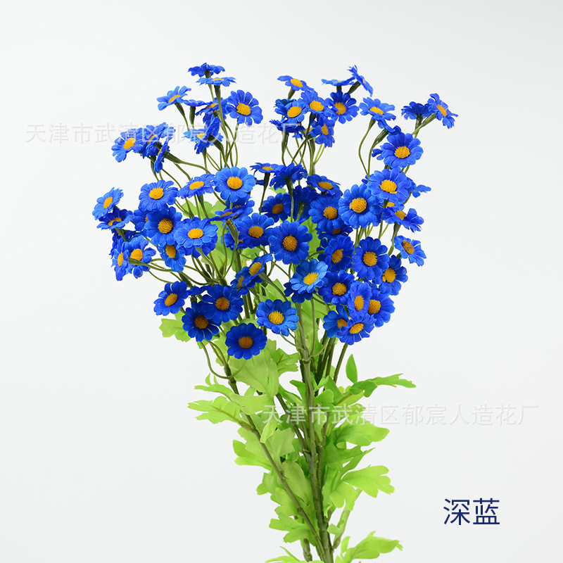 カモミールの単枝30輪の花が国境を越えて起爆した家庭の客間に小さなデイジーベランダの小さな清新な装飾を配置することをシミュレーションした|undefined