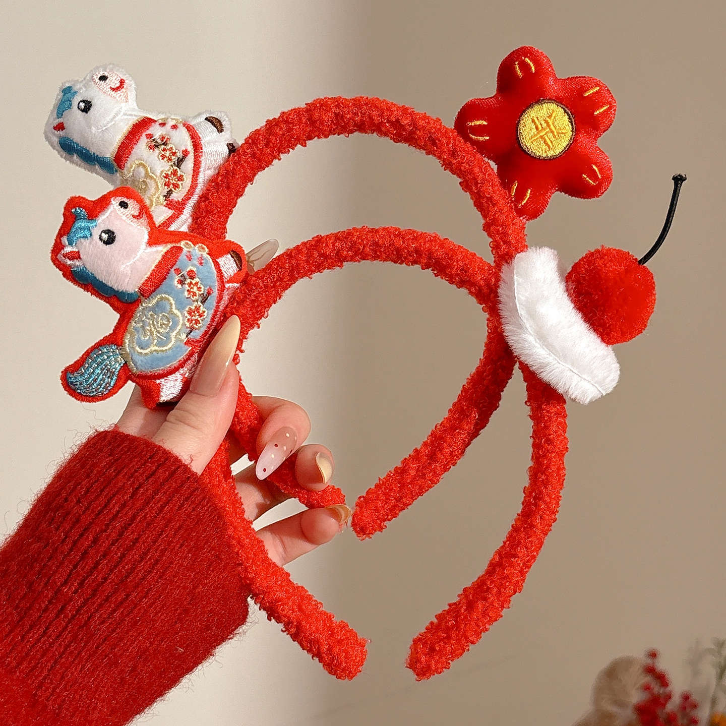 Año Nuevo Festival de Primavera Caballo Fuma Caballo Zodiaco Bandera de cabeza festiva roja pinza de cabello 2026 decoración del día de Año Nuevo