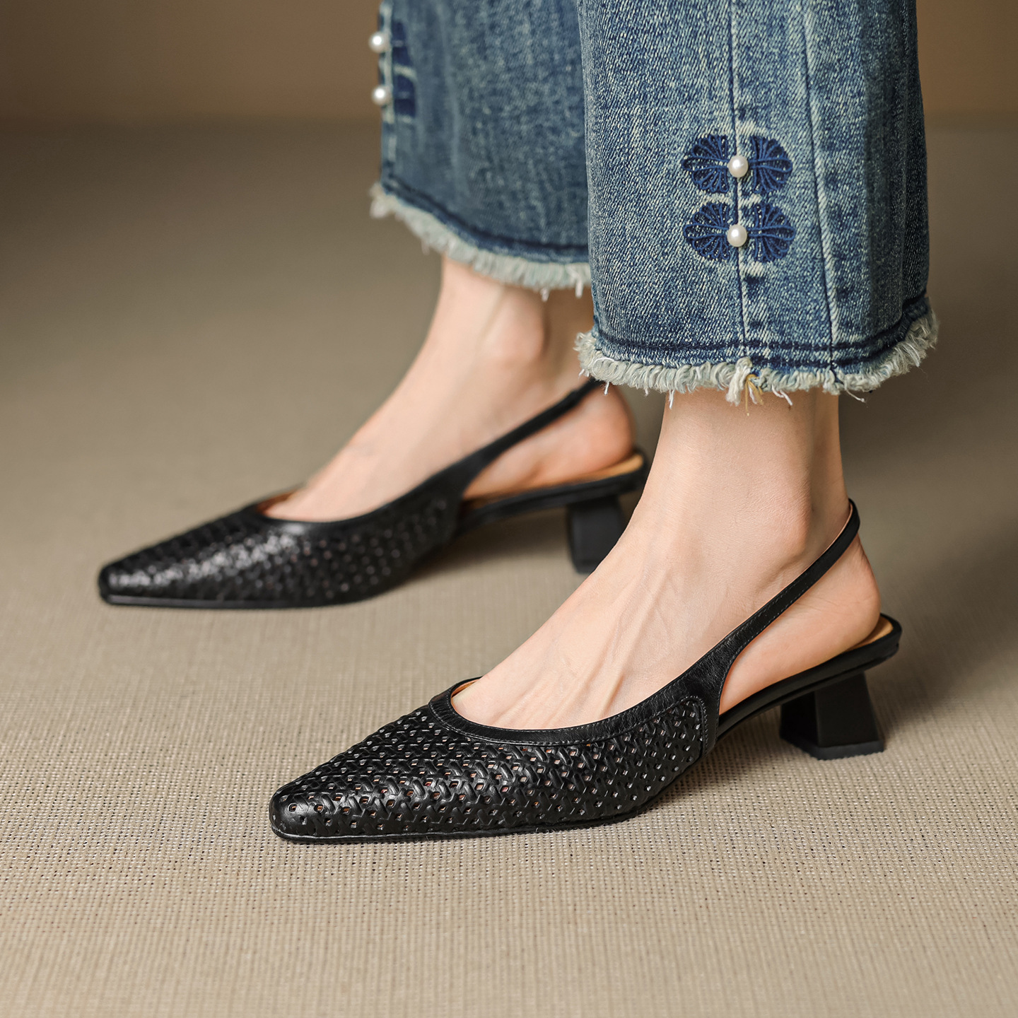 Sandal nữ da bò dệt mũi kín gót thô cao 6 cm phong cách công sở — đen