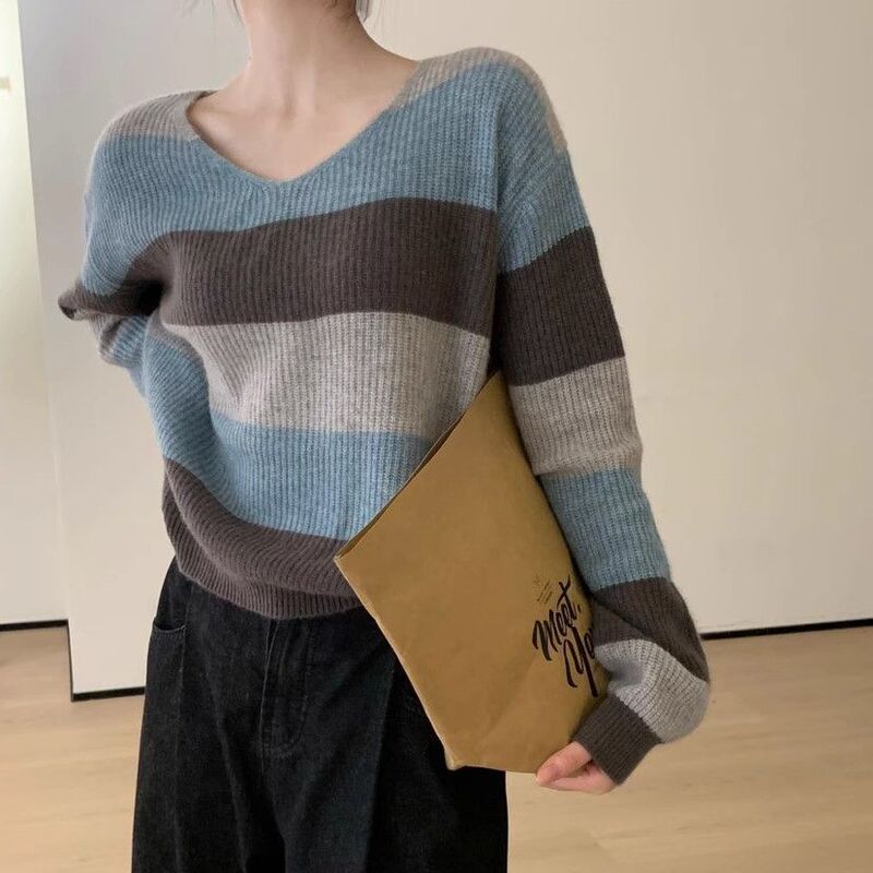 Korean-style high-end loose-fitting slimming color-blocked knit sweater for women, autumn and winter 2026, casual style, contrasting color V-neck sweater