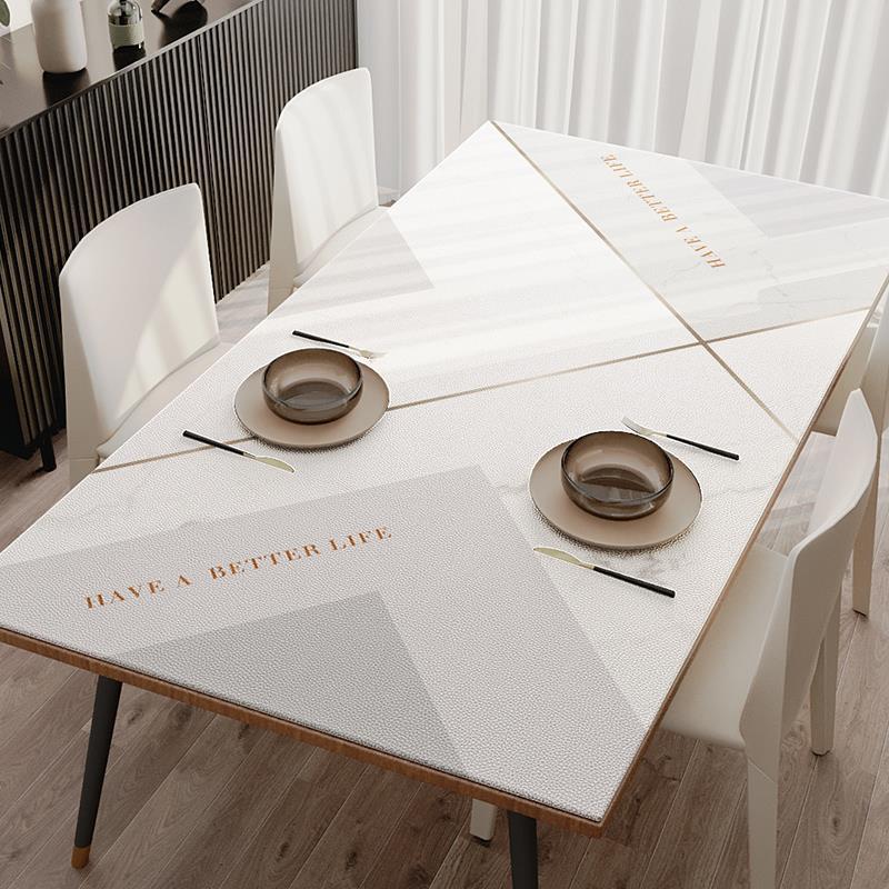 새겨진 따뜻한 가죽 테이블 매트