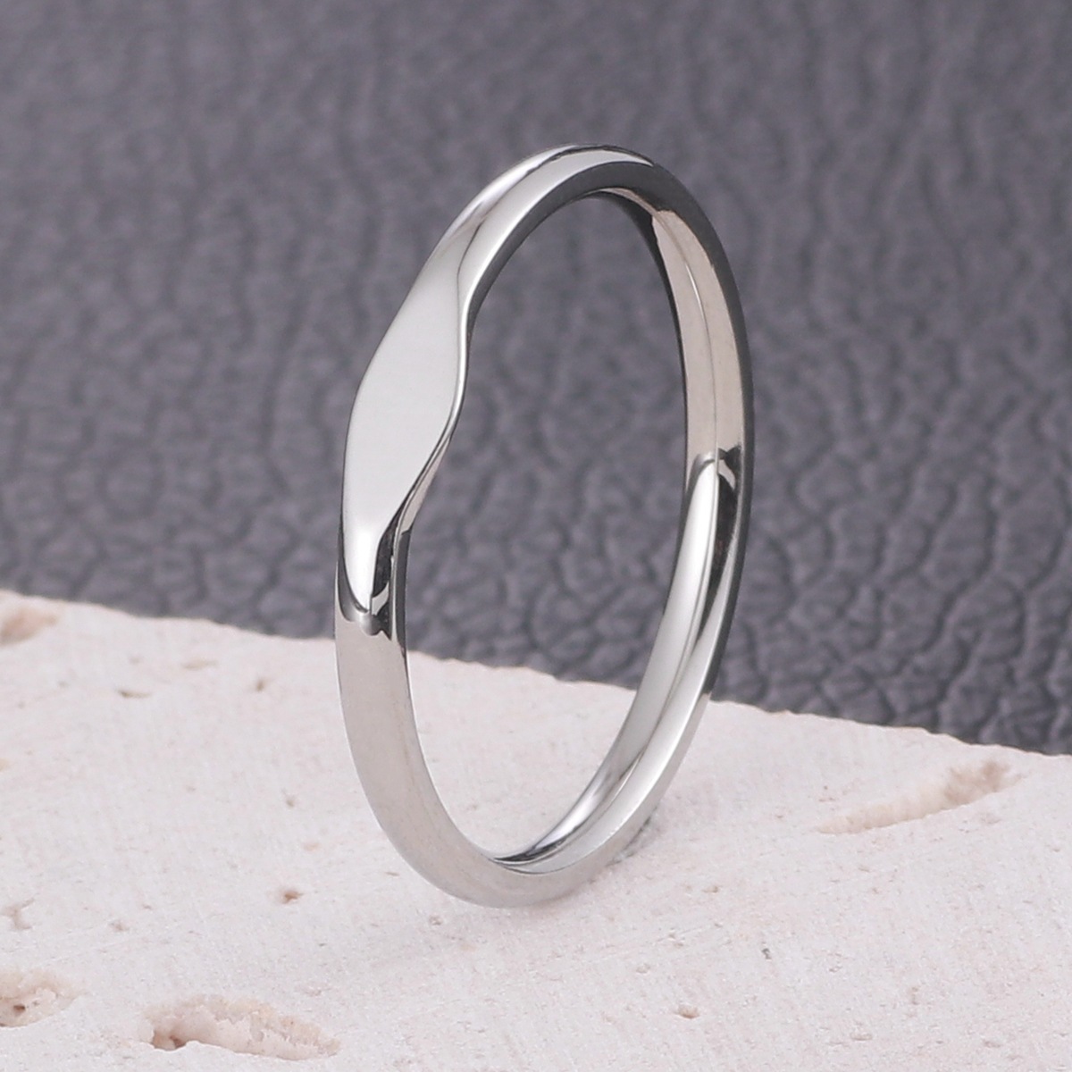 Anelli delicati impilabili bicolore, set di stratificazione in metallo misto di tendenza, fasce sottili minimaliste in oro e argento, simboli di stelle iniziali incisi, impilabili da 3 a 5 pezzi, moda_voghion.com